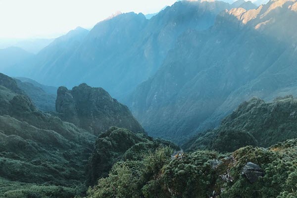 10 đỉnh núi cao nhất Việt Nam thách thức du khách chinh phục