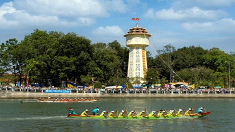 Lễ hội đua thuyền truyền thống trên sông Cà Ty