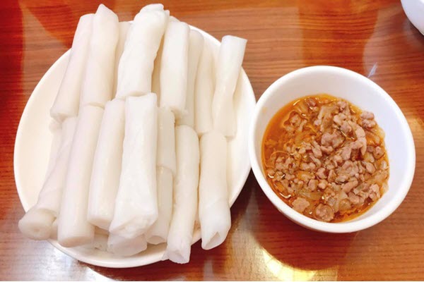 Độc lạ đặc sản bánh "gật gù", thực khách ăn theo cân ở Quảng Ninh