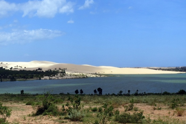“Tiểu sa mạc Sahara” của Bình Thuận – Bàu Trắng Mũi Né hút hồn du khách