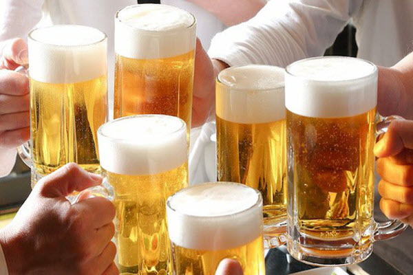 Quái chiêu và cạm bẫy: Trò bẩn dìm nhau trong vại bia