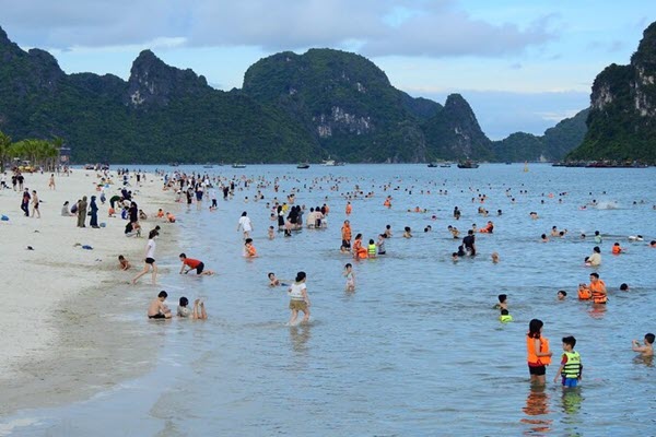 Quảng Ninh cấm tắm biển