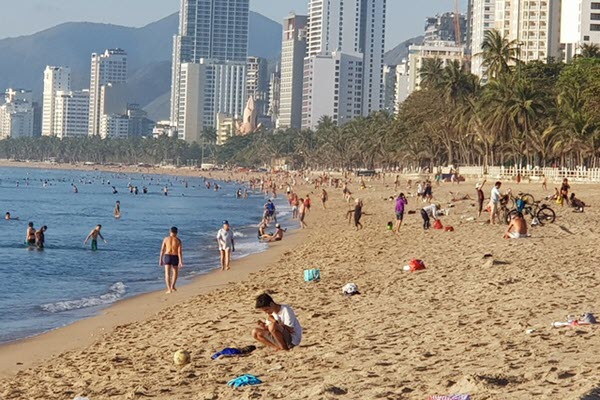 Nha Trang: Bãi biển lại nhộn nhịp sau lệnh nới lỏng "giãn cách xã hội"