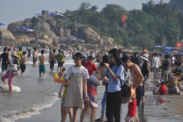 Bãi biển Sầm Sơn ken đặc người, quy định phòng chống dịch "phá sản"