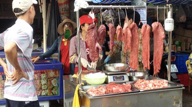 Thịt bò giá rẻ bán đầy chợ và cửa hàng online