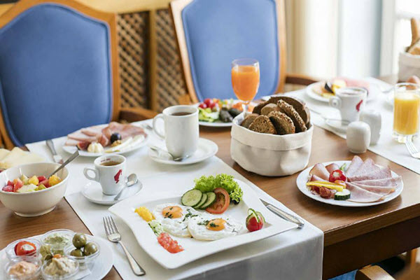 Lý do khách sạn thường phục vụ bữa sáng miễn phí