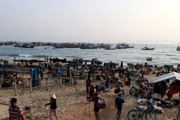 Khám phá khu chợ cá chỉ họp vào mùa hè suốt 18 năm ở Quảng Nam