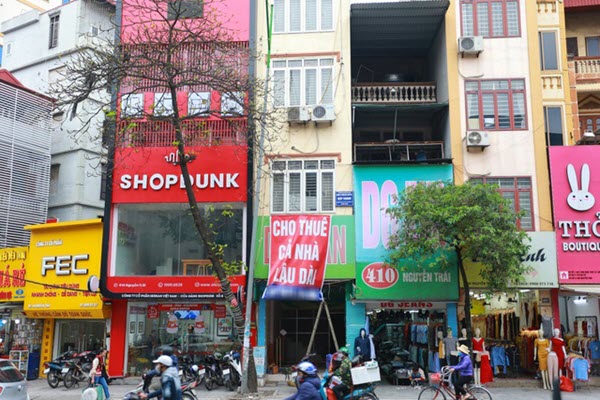 Kinh doanh ế ẩm, hàng loạt cửa hàng ở Hà Nội đóng cửa trả mặt bằng