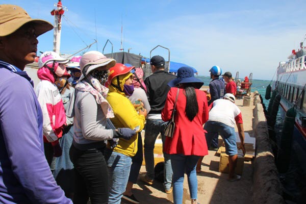 Quảng Ngãi: Du khách bị "bao vây" khi vừa đặt chân đến đảo Lý Sơn