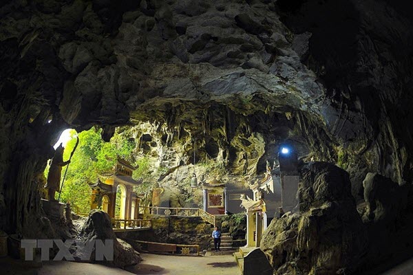 Dich Long cave and pagoda complex in Ninh Binh