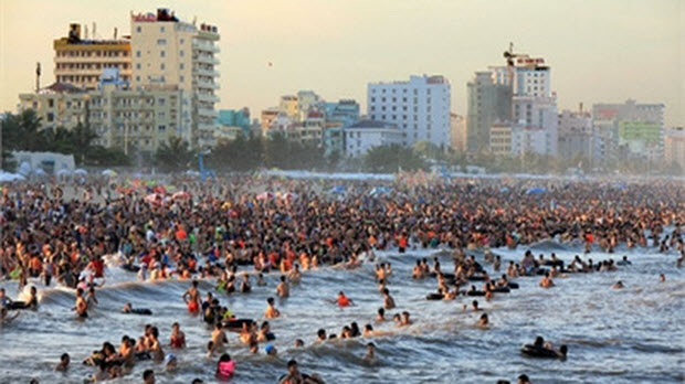  Lý do 70.000 người chen nhau trên bãi biển Sầm Sơn