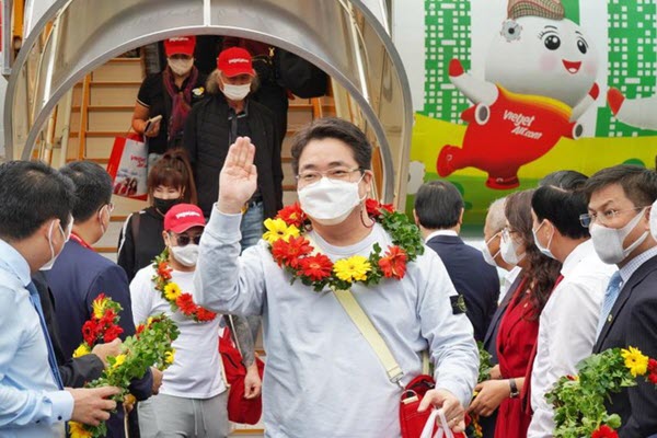 Chuyến bay chở du khách quốc tế đầu tiên đến Phú Quốc sau 2 năm "đóng băng"