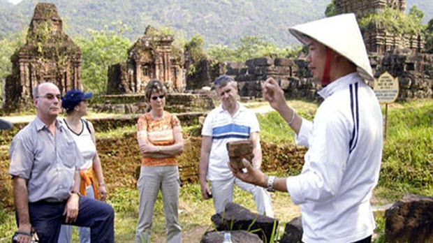 Lao động trong ngành du lịch Việt Nam đang kiếm tiền thua cả Lào