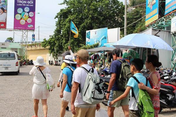 Vì sao tốc độ tăng trưởng khách quốc tế đến Việt Nam bất ngờ sụt giảm? 