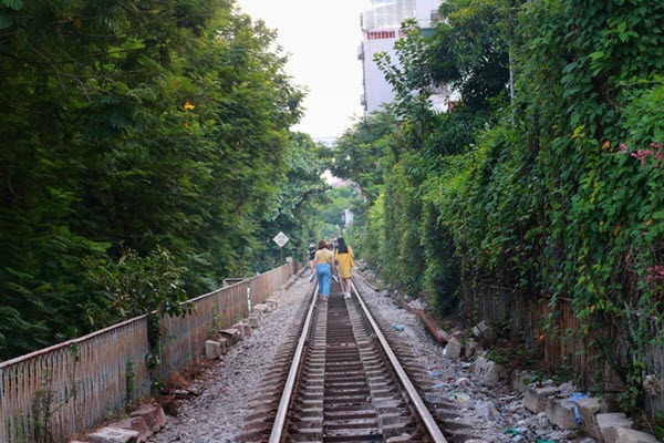 Khám phá đoạn đường tàu “sống ảo” rợp bóng cây xanh gây “sốt” ở Hà Nội