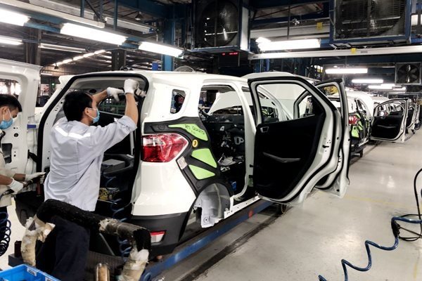 Chính sách bị 'tắc' tăng gánh nặng cho ngành sản xuất ô tô