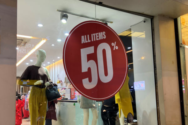 Giảm đến 50%, giá bán quần, áo thương hiệu Việt đắt hơn các thương hiệu bình dân quốc tế Zara, H&M