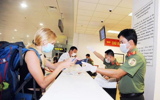 Việt Nam tạm dừng nhập cảnh với du khách đến từ Anh và khu vực Schengen