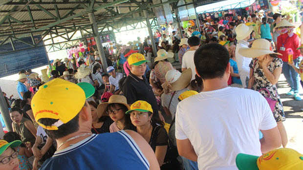  Hàng ngàn du khách đổ về khiến bến tàu du lịch Nha Trang "quá tải"