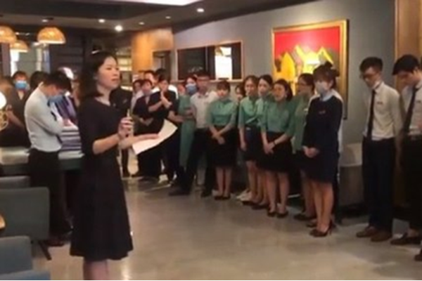 Quản lý khách sạn ở Hà Nội bật khóc khi cho nhân viên nghỉ việc vì Covid-19