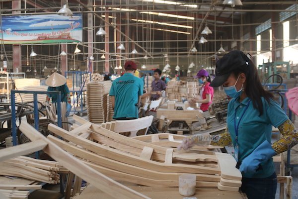 Đơn hàng trở lại nhiều doanh nghiệp gỗ khó tuyển lao động
