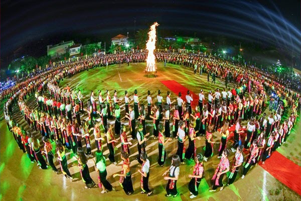 Yên Bái tổ chức màn mùa xòe Thái kỷ lục với 5000 người tham dự