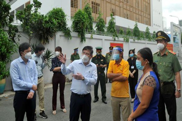Chủ tịch UBND TPHCM Nguyễn Thành Phong: Y tế sẽ tới tận nhà tiêm vaccine cho người dân