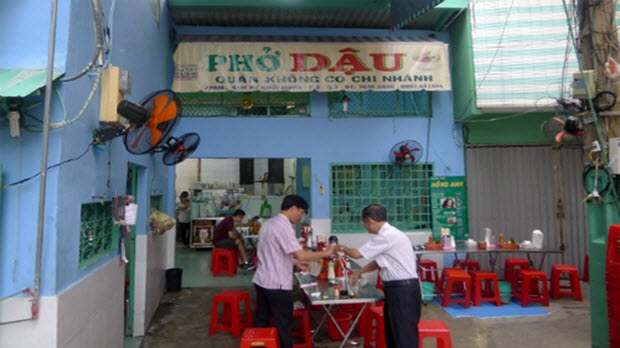 Quán phở 'lệch' khẩu vị người Sài Gòn nhưng lúc nào cũng đông khách