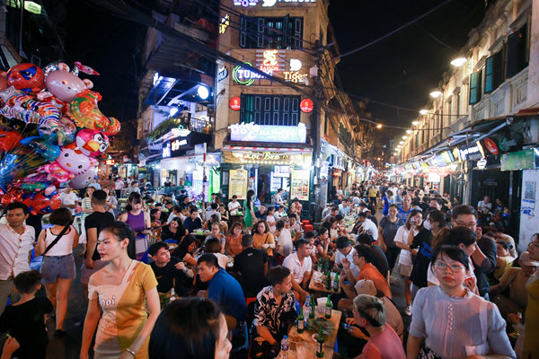 Đến Việt Nam vì thích ăn phở, vừa ở một ngày khách Tây đã than… "chán"