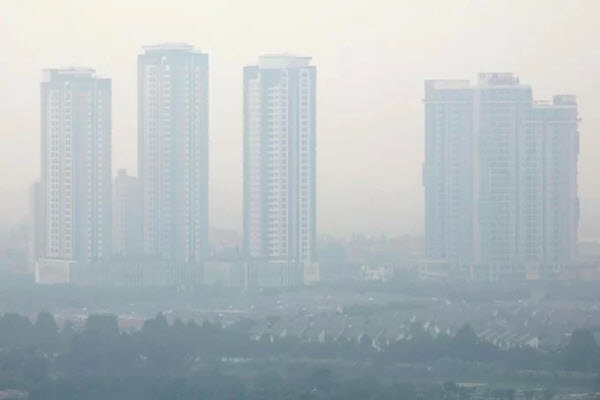 PM Phuc wants Hanoi, HCMC to do more to tackle air pollution