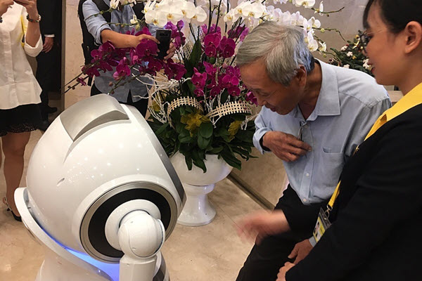 Ngân hàng Việt đầu tiên có robot phục vụ