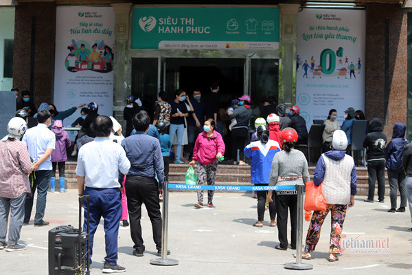 Hàng trăm người đội nắng đi siêu thị 0 đồng đầu tiên ở Hà Nội