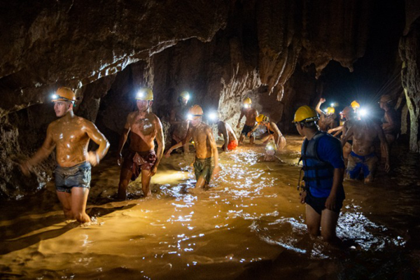 Du khách thích thú chơi zipline, tắm bùn trong hang ở Quảng BìnhDu khách thích thú chơi zipline, tắm bùn trong hang ở Quảng Bình