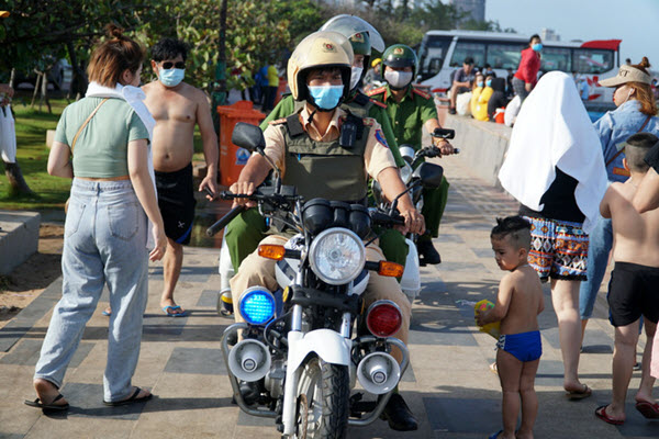 Hơn 1.000 người ngăn chặn khách tắm biển Vũng Tàu