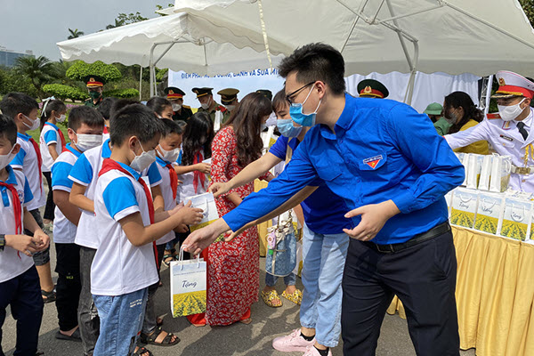 Hà Nội tặng 20.000 suất quà cho du khách vào Lăng viếng Chủ tịch Hồ Chí Minh