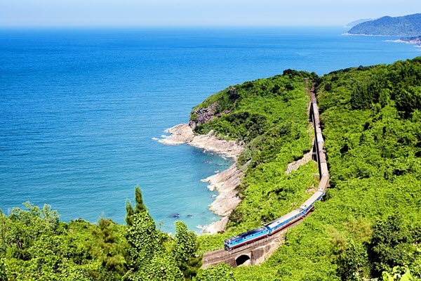 Tàu xuyên Việt vào top tuyến tàu hỏa đẹp nhất thế giới