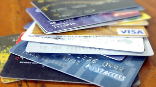  Phải làm gì khi ngân hàng tự ý thu phí thường niên thẻ?