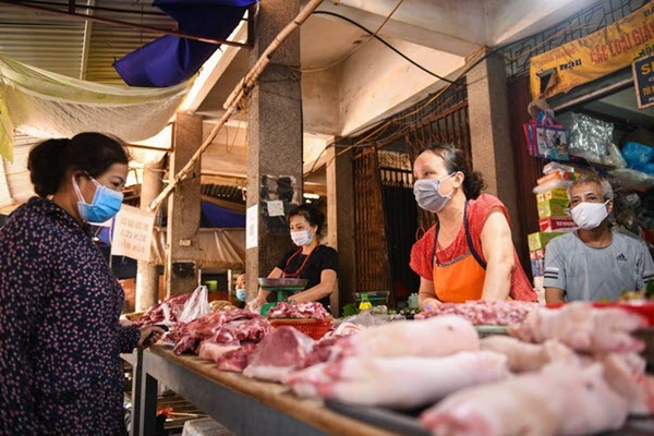 Giá lợn hơi lao dốc, thịt lợn ngoài chợ bao giờ mới rẻ?