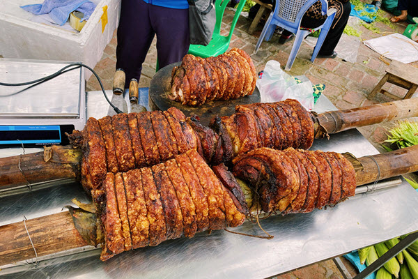 Thịt quay đòn giòn rụm ở làng cổ Đường Lâm