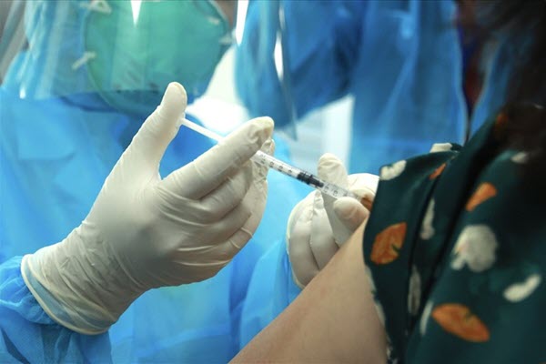 Một nhân viên y tế tử vong sau tiêm vaccine Covid-19