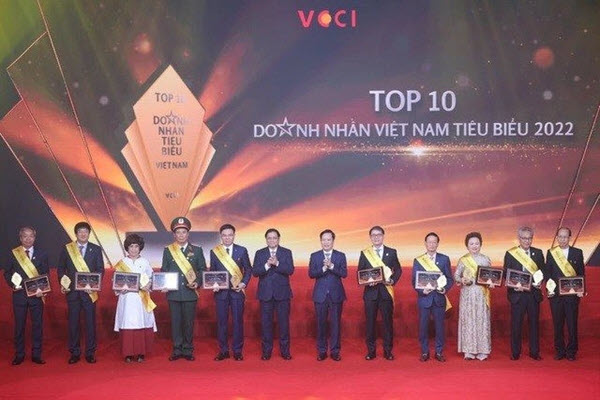 Top 10 doanh nhân tiêu biểu nhất Việt Nam 2022: Chỉ có 1 tỷ phú USD góp mặt