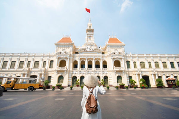 Dạo phố Sài Gòn, nhìn ngắm những di sản trăm năm