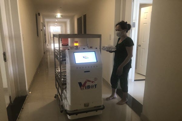Robot Vibot-2 hỗ trợ chống dịch tại TP HCM
