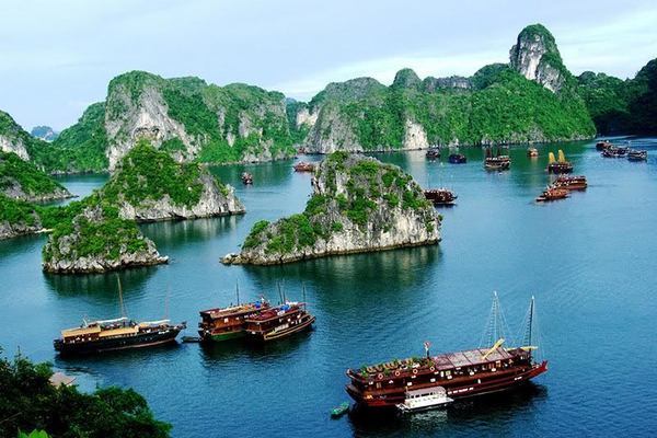 Quảng Ninh cho phép du khách được ra vịnh Hạ Long từ trưa nay, hàng quán mở cửa trở lại