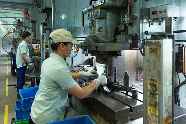 Fitch ups Vietnam growth forecast, but warns of bottlenecks