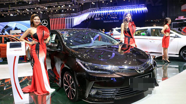Toyota đồng loạt giảm giá: Báo hiệu ô tô 2018 xuống kịch sàn